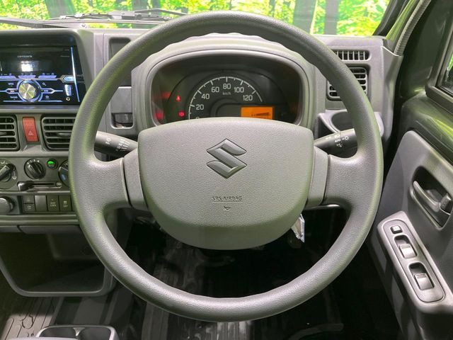 インテリアに合わせたデザインのステアリングは、運転される方のことも考え、運転しやすい形状、大きさです。是非一度、実際に触ってお確かめください。