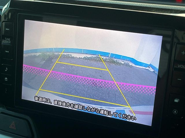 【バックカメラ】駐車時に後方がリアルタイム映像で確認できます。大型商業施設や立体駐車場での駐車時や、夜間のバック時に大活躍!運転スキルに関わらず、今や必須となった装備のひとつです!