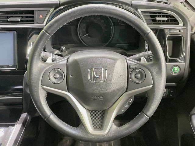 �y�����v�����X�e�A�����O�z�㎿�Ȋv���g�p���邱�ƂŁA��ɂ����������݂ƂĂ��^�]���₷���n���h���ł���