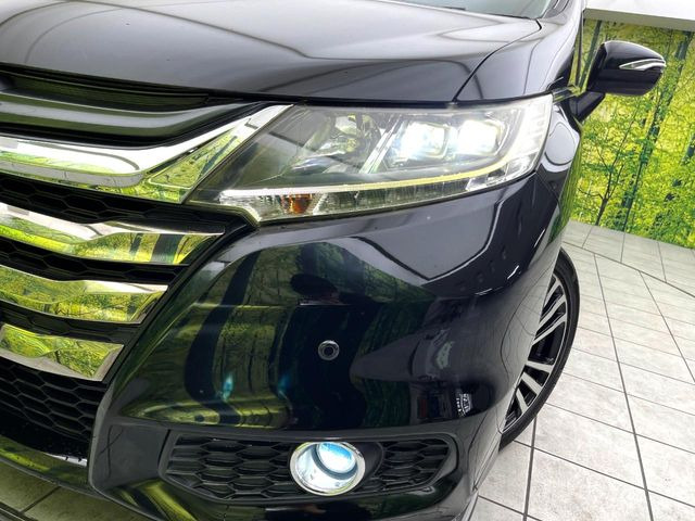 【HIDヘッドライト】非常に明るく前方を照らしてくれるので、悪天候や夜間の走行時も視界良好で安心してお乗りいただけます。