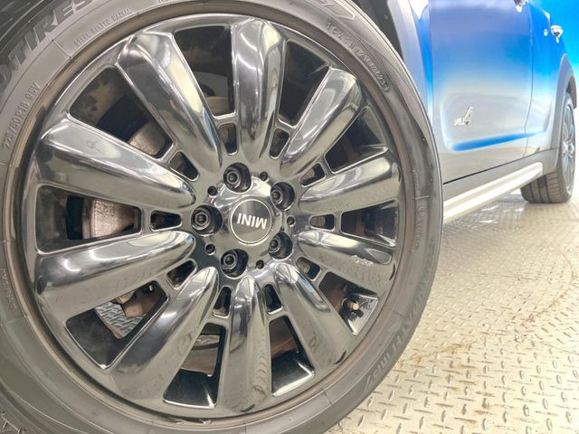 ●純正18インチアルミホイール:輸入車ならではの卓越した走りを支えるホイールと足回りです!日本車の走りに慣れている方にもぜひ体感して頂きたいほど、高いレベルでまとまっています!