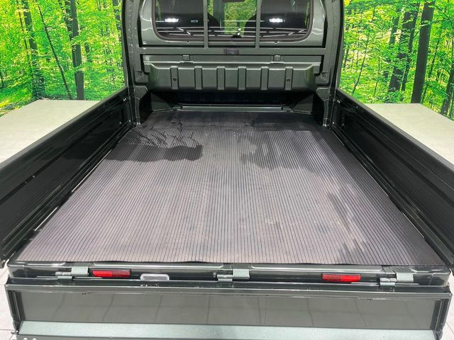 積み下ろしのしやすいデッキにはたっぷりと荷物を積み込んでいただけます。遊びから仕事まで、様々なシーンで頼れます♪