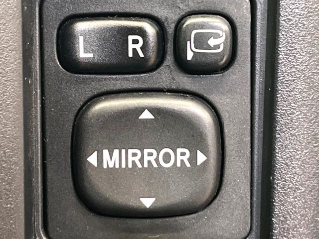 �y�d���i�[�~���[�z�T�C�h�~���[�͓d���i�[���ƂȂ��Ă���A�������ԏ�ł��L�Y�������X�N��}�����܂��B