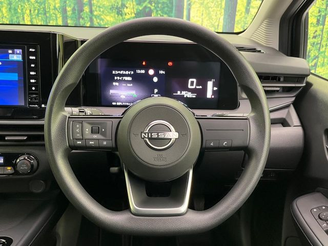 �C���e���A�ɍ��킹���f�U�C���̃X�e�A�����O�́A�^�]�������̂��Ƃ��l���A�^�]���₷���`��A�傫���ł��B�����x�A���ۂɐG���Ă��m���߂��������B