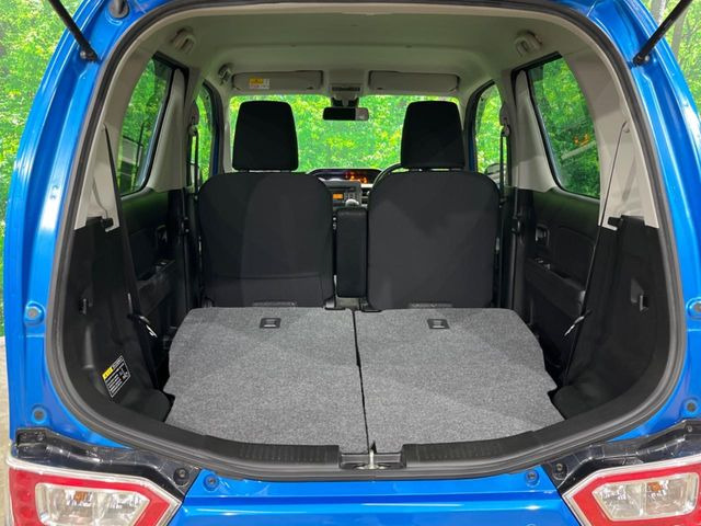 普段のお買い物や通勤、送迎等に十分な荷室スペースを確保しております。セカンドシートを倒すと、大きな荷物の積載も可能です♪