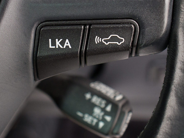 衝突回避支援型プリクラッシュセーフティシステム 前方に出現した障害物に対し警報を発し、ドライバーに警告。同時にブレーキアシストにより衝突回避と速度を軽減します。