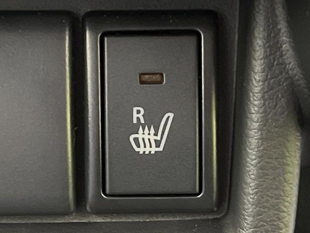 【シートヒーター】寒い日に重宝するシートヒーター!エアコンより早く温まってくれるので寒がりの人も安心ですね♪エアコンの温風は乾燥するから苦手、という方にもをおすすめです。