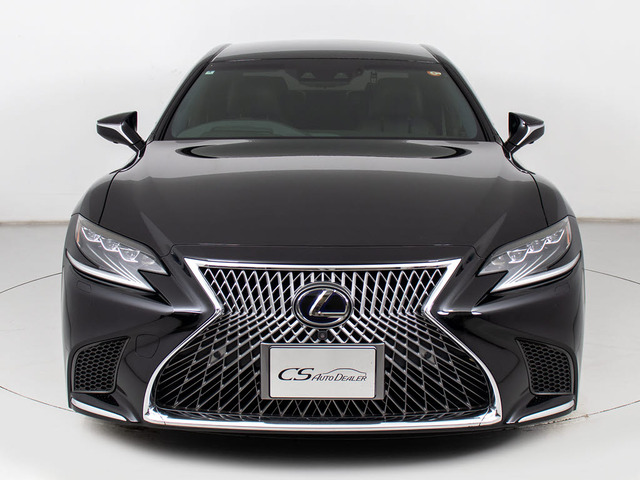 禁煙車です!室内は嫌なニオイも無く、すごく綺麗な状態です!禁煙車・・特にセダンタイプのお車では少ないですよね!!タバコのニオイが苦手なお客様必見です!快適にご乗車頂けます!!