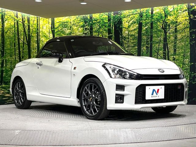 高透明度のガラス皮膜で撥水はもちろん、上質なツヤ・光沢を実現。紫外線や酸性雨から大切な愛車を保護し、色あせ・劣化を防止。「弾スプラッシュコート」、「弾プリミッサコート」からお選びいただけます。