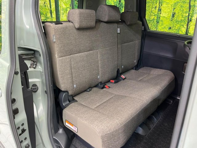 広々とした2列目シートは居住性が高く、居心地も快適!友達や家族とのお出かけにぴったりです。ベビーシートやチャイルドシート使用時も快適にお過ごしいただける十分な空間を確保しています。