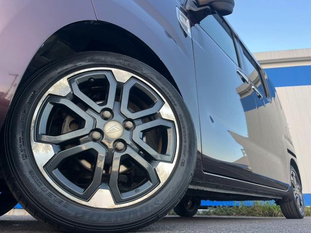 【純正アルミホイール】外観にマッチした純正アルミホイールを装着しております。各種社外アルミホイールや、スタッドレスタイヤも取扱いしております。是非ご相談ください♪