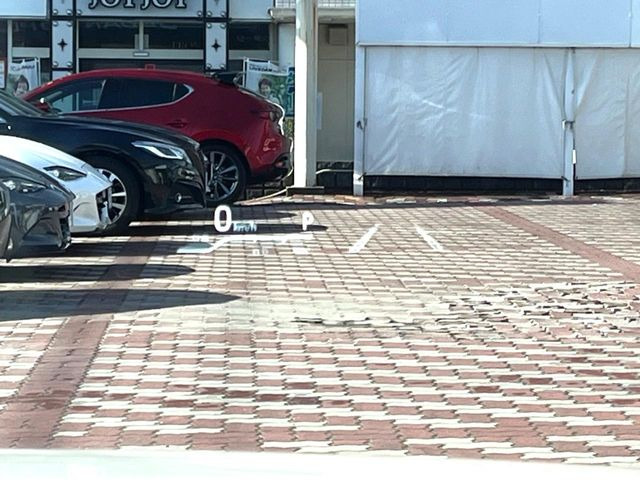 【カラーヘッドアップディスプレイ】現在の速度や走行情報をデジタル表示で運転席前方のガラスに投影!カラー付きで視認性も高く、運転中目線をずらさず必要な情報を確認できるのでとっても便利で安心!