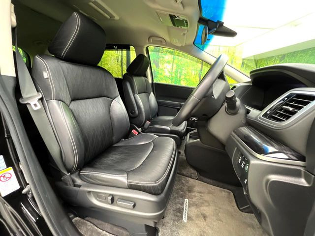 【ハーフレザーシート】高級感と座り心地を両立した人気のシート♪背面・座面のファブリック素材は、通気性の良さや滑りにくさに優れています。気温や服装に左右されず快適にお乗りいただけます。