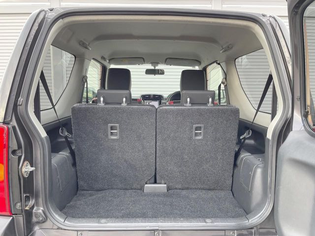 ���i�̂���������ʋ΁A���}���ɏ\���ȉ׎��X�y�[�X���m�ۂ��Ă���܂��B�Z�J���h�V�[�g��|���ƁA�傫�ȉו��̐ύڂ��\�ł���