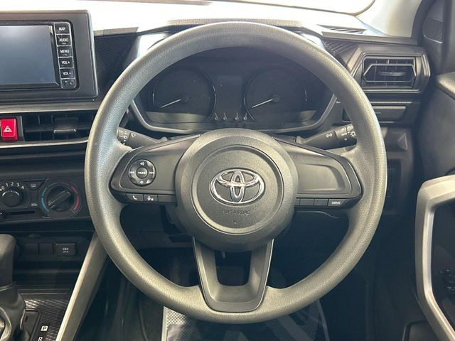 �C���e���A�ɍ��킹���f�U�C���̃X�e�A�����O�́A�^�]�������̂��Ƃ��l���A�^�]���₷���`��A�傫���ł��B�����x�A���ۂɐG���Ă��m���߂��������B