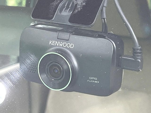 【ドライブレコーダー】安心・安全なカーライフに必須のドライブレコーダーを装備!走行中はもちろん、あおり運転や事故に遭遇した際の状況も映像で記録し、万一のリスクに備えます。