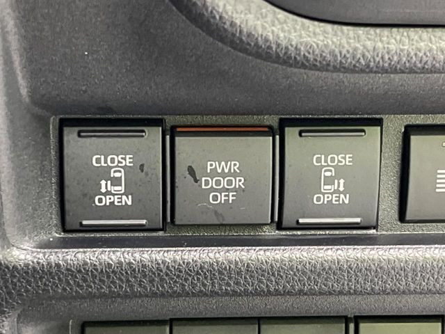 【両側パワースライドドア】スマートキーや運転席のスイッチで後席両側スライドドアの開閉が可能♪電動だから力を入れてドアを開ける必要が無く、小さなお子様でも簡単に開け閉めでき快適です♪