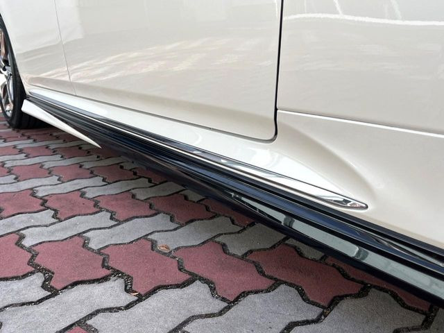 【TRDエアロ】人気のTRDエアロを装備!クルマの外観がよりスタイリッシュになり、街中で存在感あふれる1台に♪将来買い替える時にもリセールに影響しやすく、価値ある人気の装備です!