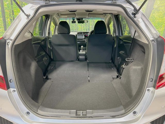 ���i�̂���������ʋ΁A���}���ɏ\���ȉ׎��X�y�[�X���m�ۂ��Ă���܂��B�Z�J���h�V�[�g��|���ƁA�傫�ȉו��̐ύڂ��\�ł���