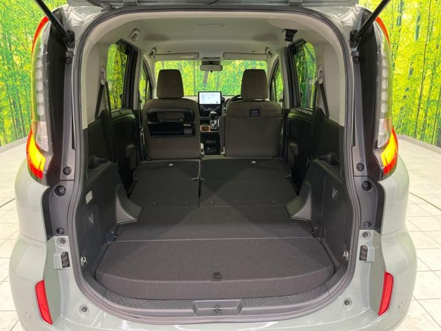 普段のお買い物や通勤、送迎等に十分な荷室スペースを確保しております。セカンドシートを倒すと、大きな荷物の積載も可能です♪