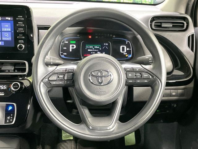 �C���e���A�ɍ��킹���f�U�C���̃X�e�A�����O�́A�^�]�������̂��Ƃ��l���A�^�]���₷���`��A�傫���ł��B�����x�A���ۂɐG���Ă��m���߂��������B