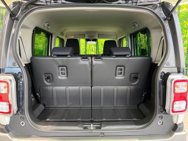 積み下ろしのしやすいデッキにはたっぷりと荷物を積み込んでいただけます。遊びから仕事まで、様々なシーンで頼れます♪