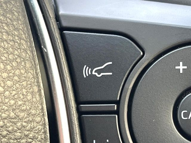 【レーダークルーズコントロール】高速道路での長距離走行が楽に!!自動で速度を保つクルーズコントロールが、衝突軽減システムと連携し、前方の車両を感知して車間を保つように速度調節してくれます!!