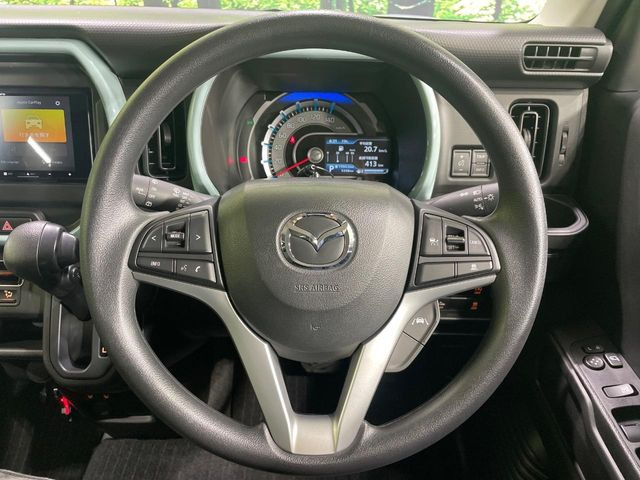 �C���e���A�ɍ��킹���f�U�C���̃X�e�A�����O�́A�^�]�������̂��Ƃ��l���A�^�]���₷���`��A�傫���ł��B�����x�A���ۂɐG���Ă��m���߂��������B