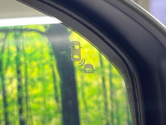 【ブラインドスポットインフォメーション】走行中、ドアミラーの死角になりやすい箇所に後続車が接近するとサイドミラー付近に警告を表示、ドライバーに注意喚起をしてくれます。