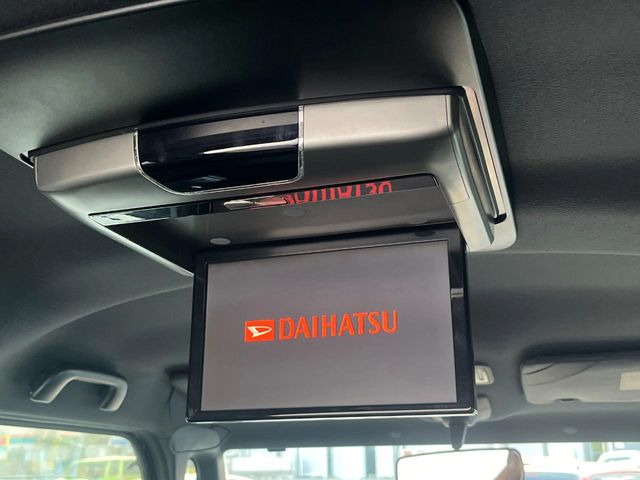 【フリップダウンモニター】大画面モニターで後席でもエンタメをお楽しみいただけます。小さなお子様にも大人気の装備です♪