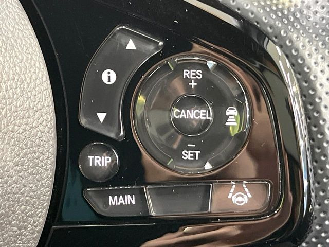 �y�z���_�Z���V���O�z���s���ɑO���̎ԗ�����F�����A�Փ˂������Ȏ��͌x��ƃu���[�L�ŏՓˉ���Ɣ�Q�y�����A�V�X�g�B�����S�Ƀh���C�u�����y���݂��������܂��B