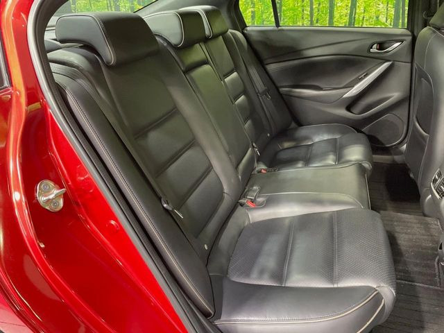 後部座席も気になるようなキズ・汚れやへたり等、大きなダメージはなく、良好な状態です。