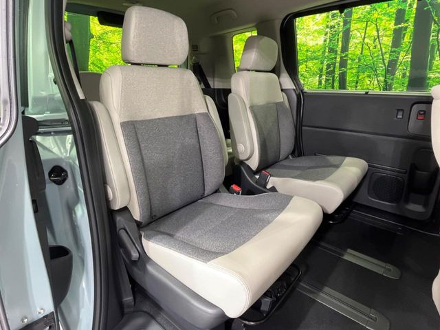 高品質なオリジナルフロアマットもオプションにてご用意しております。お好きなデザインやカラーをお車に合わせて選んでいただくことができます♪