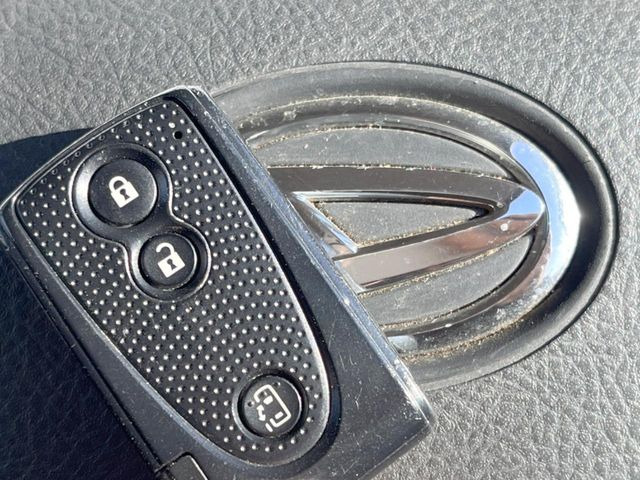 �y�L�[�t���[�V�X�e���z�J�o����|�P�b�g�ɓ��ꂽ�܂܂ł��h�A�̎{���E�������\�ȃX�}�[�g�L�[�𑕔��B�G���W���̃I���E�I�t�����J�M�����o���K�v����������Ƃ��Ă��֗��ł���