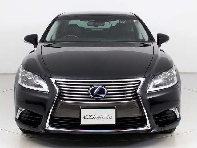 禁煙車です!室内は嫌なニオイも無く、すごく綺麗な状態です!禁煙車・・特にセダンタイプのお車では少ないですよね!!タバコのニオイが苦手なお客様必見です!快適にご乗車頂けます!!