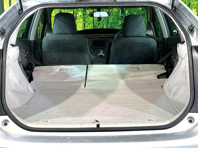 ���i�̂���������ʋ΁A���}���ɏ\���ȉ׎��X�y�[�X���m�ۂ��Ă���܂��B�Z�J���h�V�[�g��|���ƁA�傫�ȉו��̐ύڂ��\�ł���