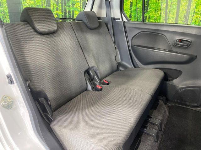 後部座席も気になるようなキズ・汚れやへたり等、大きなダメージはなく、良好な状態です。