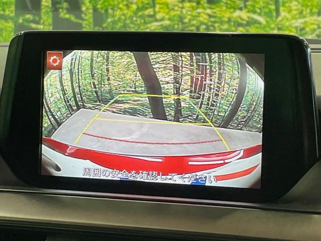 【バックカメラ】駐車時に後方がリアルタイム映像で確認できます。大型商業施設や立体駐車場での駐車時や、夜間のバック時に大活躍!運転スキルに関わらず、今や必須となった装備のひとつです!