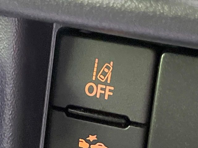 【車線逸脱警報】道路上の白(黄)線を認識し、意図せず走行中の車線からはみ出しそうになった時、メーター内の警告灯とブザーで注意喚起してくれる安心・安全機能です♪