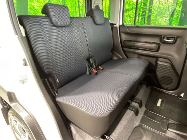 後部座席も気になるようなキズ・汚れやへたり等、大きなダメージはなく、良好な状態です。