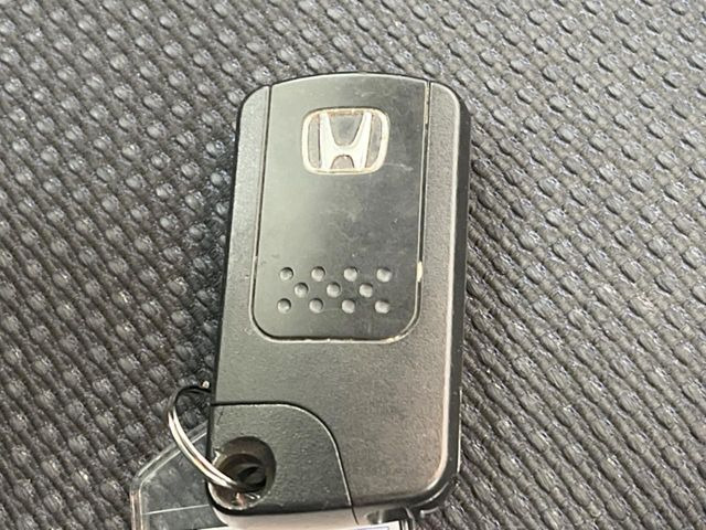 �yHonda�X�}�[�g�L�[�z�J�o����|�P�b�g�ɓ��ꂽ�܂܂ł��h�A�̎{���E�������\�ȃX�}�[�g�L�[�𑕔��B�G���W���̃I���E�I�t�����J�M�����o���K�v����������Ƃ��Ă��֗��ł���