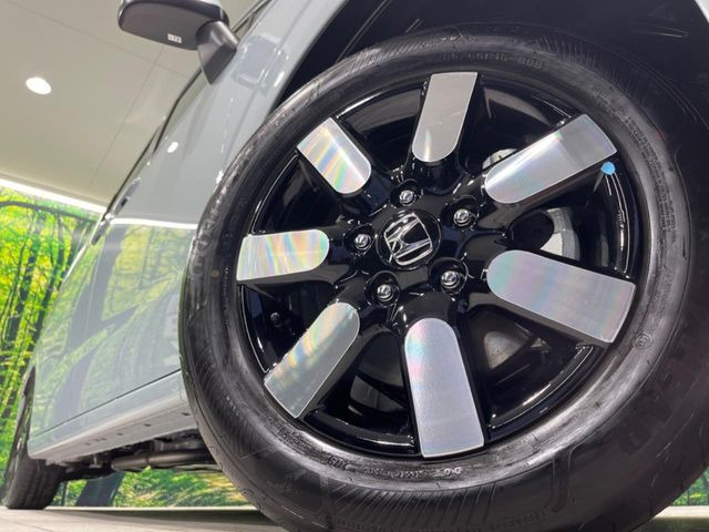 【純正15インチアルミホイール】外観にマッチした純正アルミホイールを装着しております。各種社外アルミホイールや、スタッドレスタイヤも取扱いしております。是非ご相談ください♪