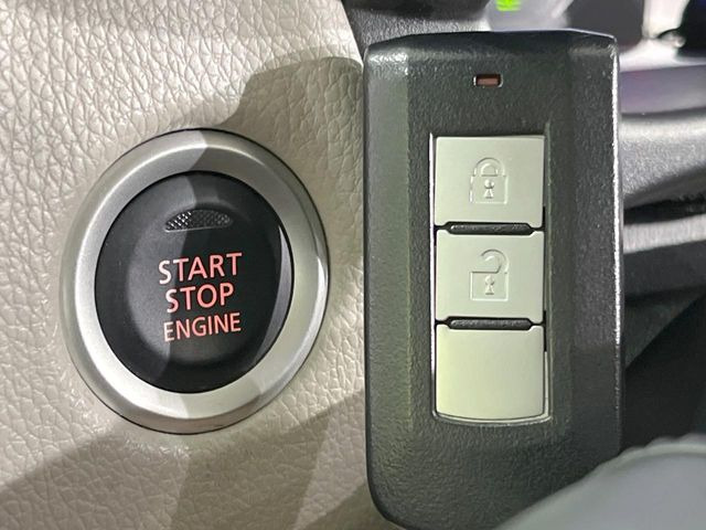 【オペレーションキー】カバンやポケットに入れたままでもドアの施錠・解錠が可能なスマートキーを装備。エンジンのオン・オフ時もカギを取り出す必要が無いからとっても便利です♪