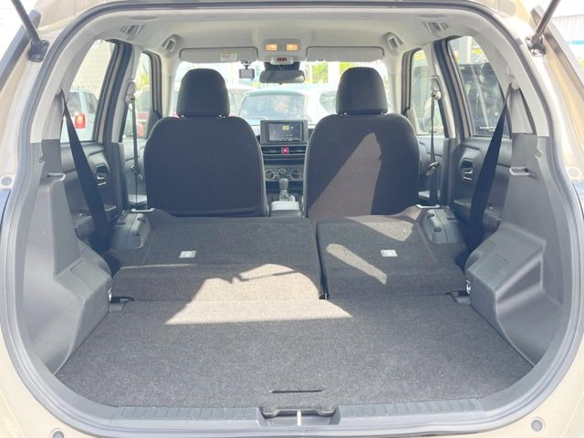 ���i�̂���������ʋ΁A���}���ɏ\���ȉ׎��X�y�[�X���m�ۂ��Ă���܂��B�Z�J���h�V�[�g��|���ƁA�傫�ȉו��̐ύڂ��\�ł���