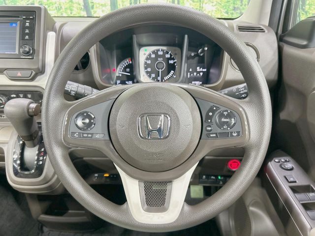 �C���e���A�ɍ��킹���f�U�C���̃X�e�A�����O�́A�^�]�������̂��Ƃ��l���A�^�]���₷���`��A�傫���ł��B�����x�A���ۂɐG���Ă��m���߂��������B