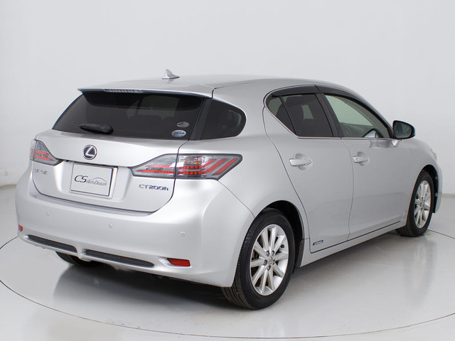 個性的なリアビューで御座います。精悍な佇まいは高級車ならではです。