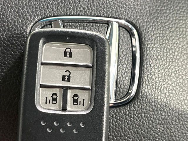 �yHonda�X�}�[�g�L�[�z�J�o����|�P�b�g�ɓ��ꂽ�܂܂ł��h�A�̎{���E�������\�ȃX�}�[�g�L�[�𑕔��B�G���W���̃I���E�I�t�����J�M�����o���K�v����������Ƃ��Ă��֗��ł���