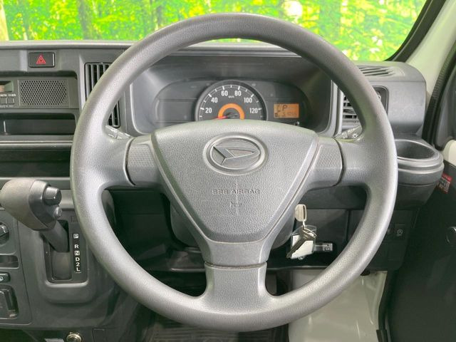 �C���e���A�ɍ��킹���f�U�C���̃X�e�A�����O�́A�^�]�������̂��Ƃ��l���A�^�]���₷���`��A�傫���ł��B�����x�A���ۂɐG���Ă��m���߂��������B