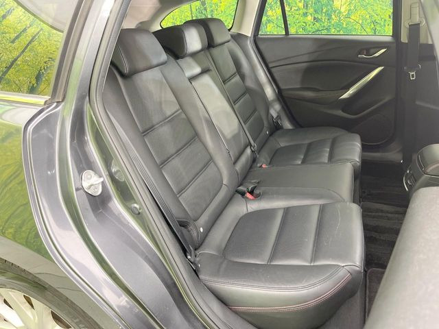 後部座席も気になるようなキズ・汚れやへたり等、大きなダメージはなく、良好な状態です。