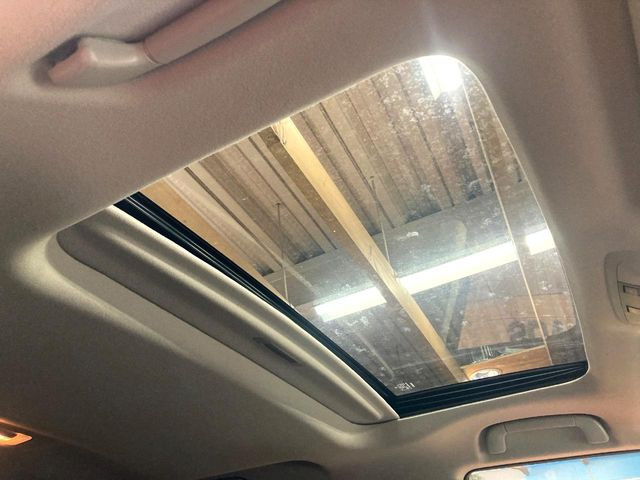 【サンルーフ】開放感たっぷりの希少装備、サンルーフが装着されています!車内に明かりを取り入れたり景色を楽しむ以外にも、車内の空気も簡単に換気できて快適です!